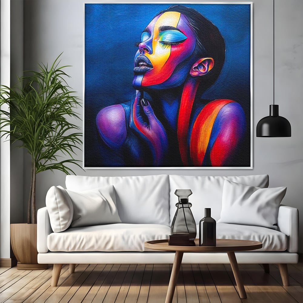 Tablou canvas cu tablou canvas cu chip de femeie colorat, in rama de aluminiu argintiu, pe perete intr-un living